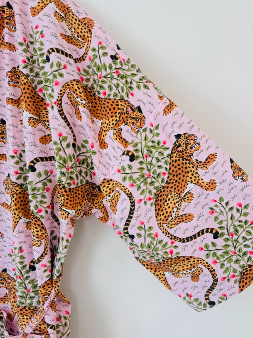 Printfresh Robe in Bagheera In Blush Tiger Print Size L/XL - Picture 5 of 11